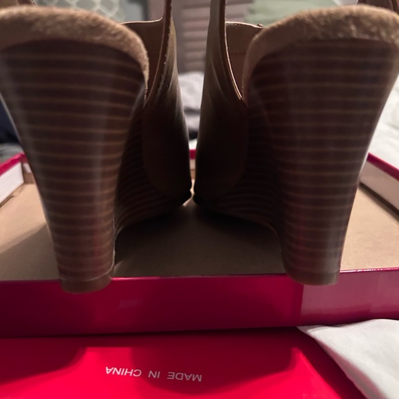 Shoes size 9 - Picture 3 of 7